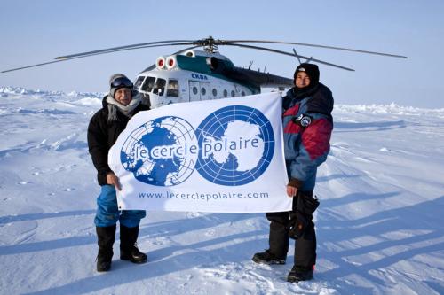 Michel Rocard et Laurent Mayet hissent le drapeau du Cercle Polaire au pôle Nord géographique