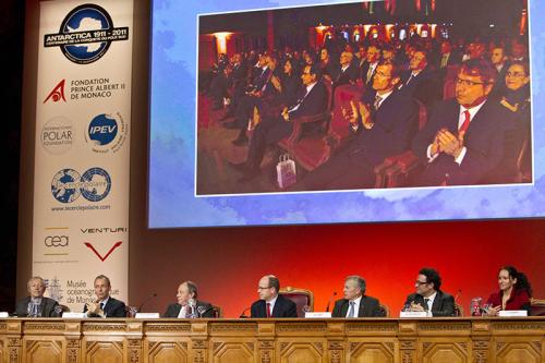 Yvon Le Maho (IPHC/CNRS), Robert Calgano (musée océanographique de Monaco), Michel Rocard (ambassadeur de France pour les pôles), le prince Albert II de Monaco, Gérad Jugie (CNRS), Gildo Pallanca Pastor (Venturi Automobiles), Florence Lambert (CEA)