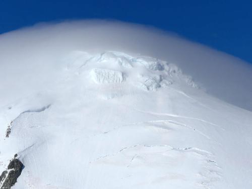 Un des sommets de l'île Astrolabe noyé dans un nuage