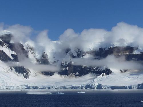 Vue du continent pris dans des filets de nuages depuis l'île Orne