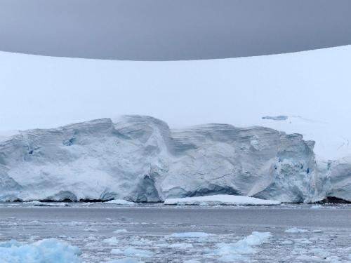 Front de glacier bordant le Canal Lemaire