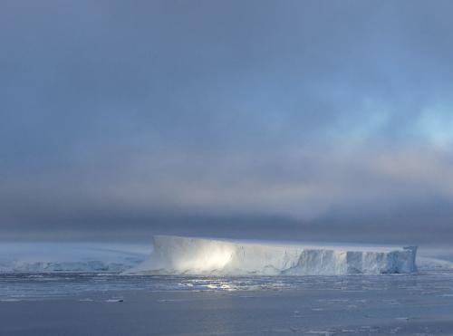 Iceberg dans le détroit de Guerlach