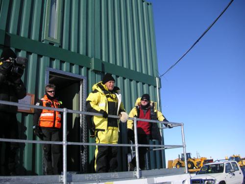 Former Prime Minister Bob Hawke ininaugurating the Hawke's Hut at Wilkins Runway (Photo: Australian Antarctic Division)