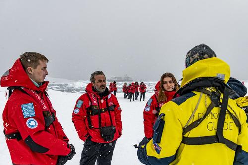 Baie de Wilhemina - Echanges avec le chef d'expédition et son adjointe