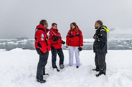 Baie de Wilhemina - Julien et Elsa expliquent le projet de l'Appel des pôles au Commandant, Charbel DAHER