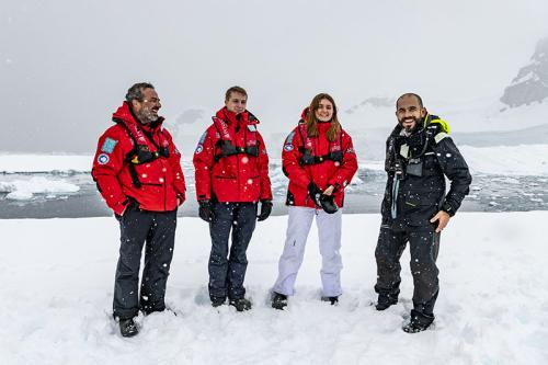 Baie de Wilhemina -Julien et Elsa expliquent le projet de l'Appel des pôles au Commandant, Charbel DAHER