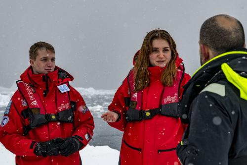 Baie de Wilhemina -Julien et Elsa expliquent le projet de l'Appel des pôles au Commandant, Charbel DAHER