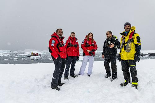 Baie de Whilhemina - Photo du Cercle Polaire avec le commandant et le chef d'expédition de l'Austral