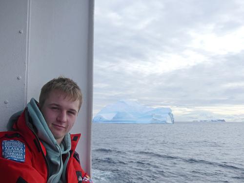 Détroit de Gerlach - Julien observe son premier iceberg dérivant