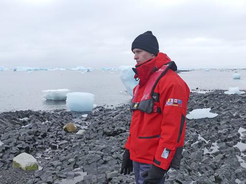 Julien observe les otaries qui se reposent sur la plage de l'île du Diable